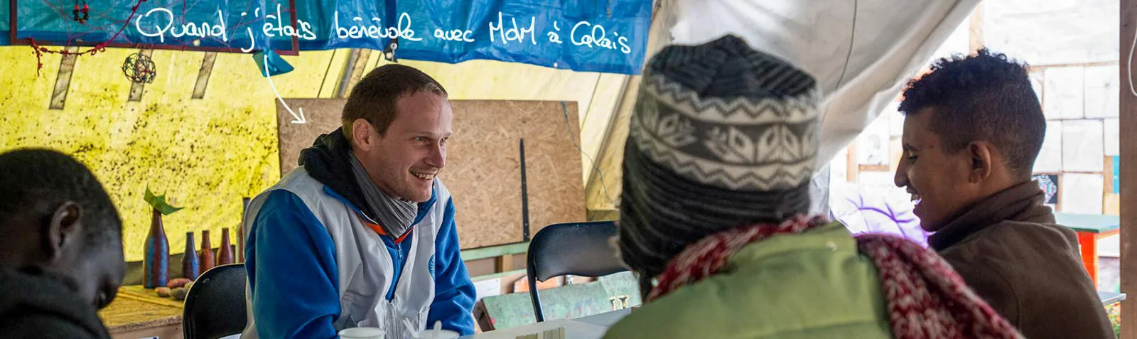 Nicolas, bénévole avec Médecins du Monde à Calais, en échange avec des personnes dans un abri