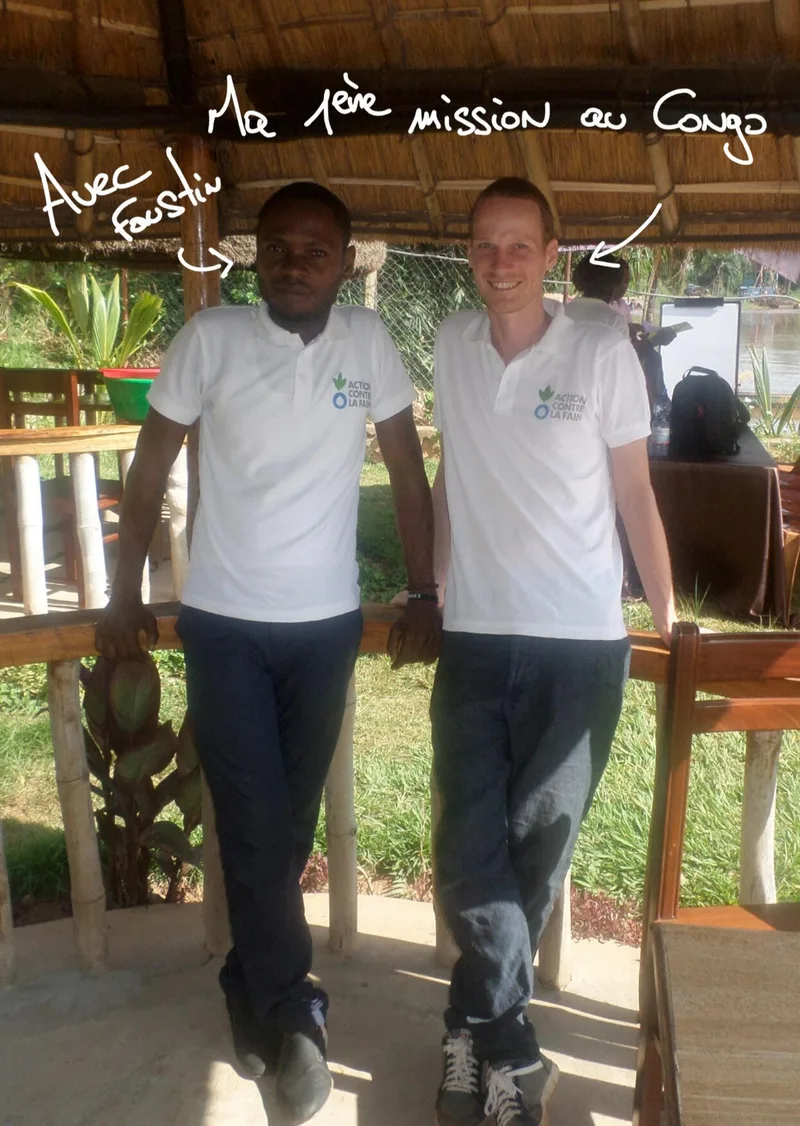 Nicolas avec un collègue, Faustin, lors de sa première mission au Congo, avec annotations manuscrites